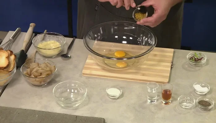 Senfsauce zubereiten: Eier, Senf, Zucker, Wasser, Essig, Salz und Pfeffer in einer Schüssel verrühren.