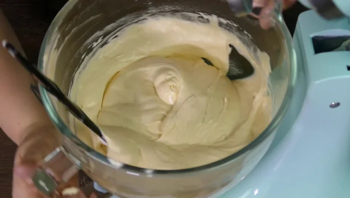 Teig auf drei Portionen verteilen und nacheinander backen (160.28)