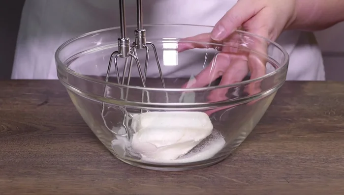 Mascarpone mit Vanillezucker cremig schlagen, Sahne unterrühren (279.28)