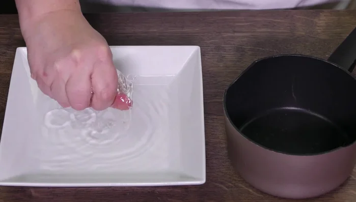 Gelatine erwärmen und in die Creme einrühren (379.56)