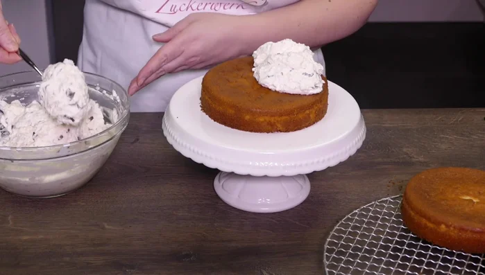 Böden mit Creme schichten (444.039)