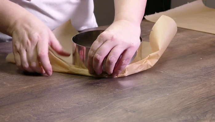 Backpapier um die Backringe falten (46.039)