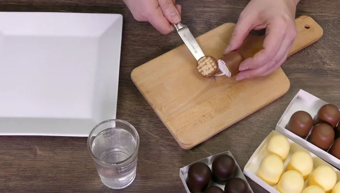 Minischokoküsse (ohne Waffel) auf die Torte geben (497.319)