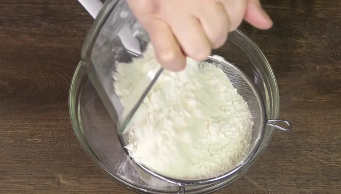 Mehl mit Backpulver und Salz vermischen (70.32)