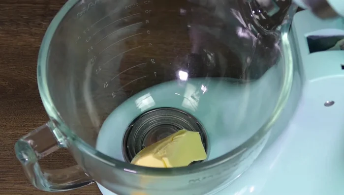 Butter, Zucker und Vanillezucker cremig schlagen (95.2)