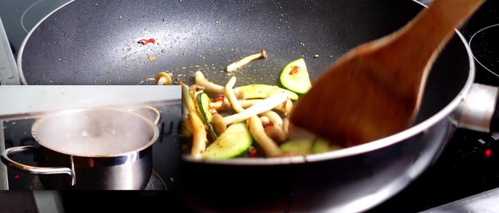 Bandnudeln in kochendem Wasser garen (ca. 5-6 Minuten).