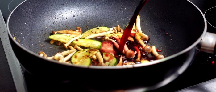 Gemüse mit Rotwein ablöschen und reduzieren lassen.