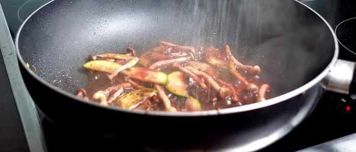 Puderzucker in die Reduktion geben, Tomaten und Salbei hinzufügen.