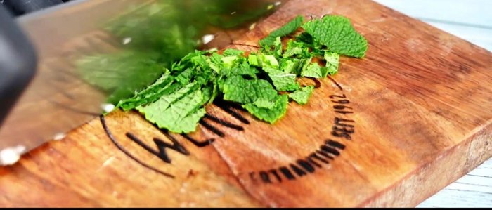 Lammlachs mit Zitrone, Knoblauch und Minze marinieren.