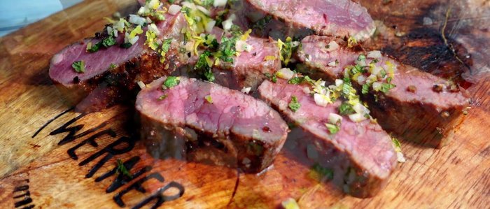 Marinierten Lammlachs in der mit Olivenöl benetzten Pfanne leicht erwärmen.