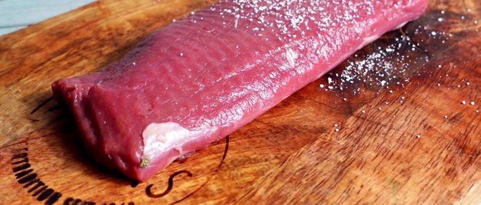 Lammlachs von beiden Seiten mit Puderzucker, Salz und Pfeffer würzen.