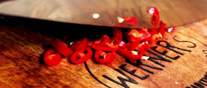 Zucchini, Chilischote, Buchenpilze, Strauchtomaten und Salbeiblätter schneiden.