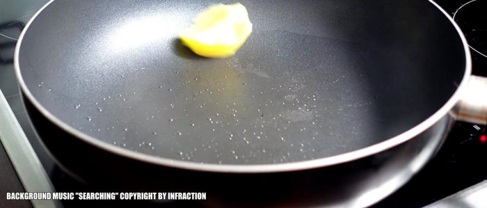 Butterschmalz, Rosmarinzweig und Knoblauchzehen in der Pfanne erhitzen.