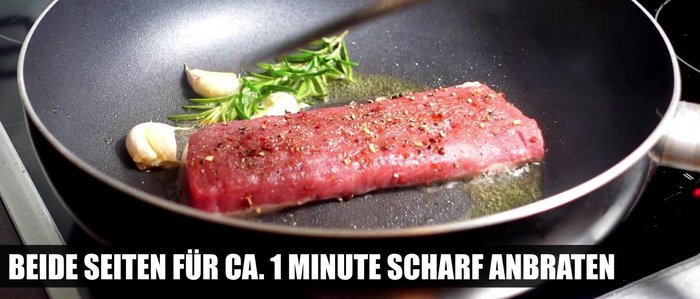 Lammlachs in die Pfanne geben und anbraten.