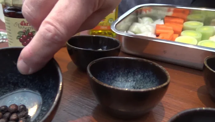 Lorbeerblätter, Wacholderbeeren, Piment hinzufügen. Mit Gemüsebrühe auffüllen.