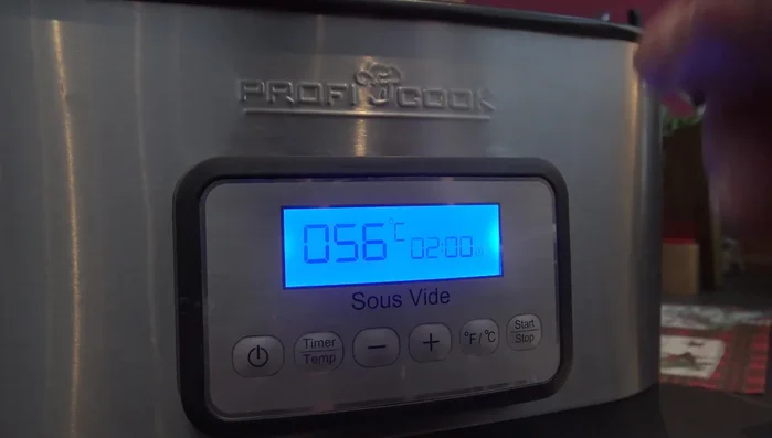 Hirschkeule im Wasserbad bei 56 Grad ca. 2 Stunden garen.