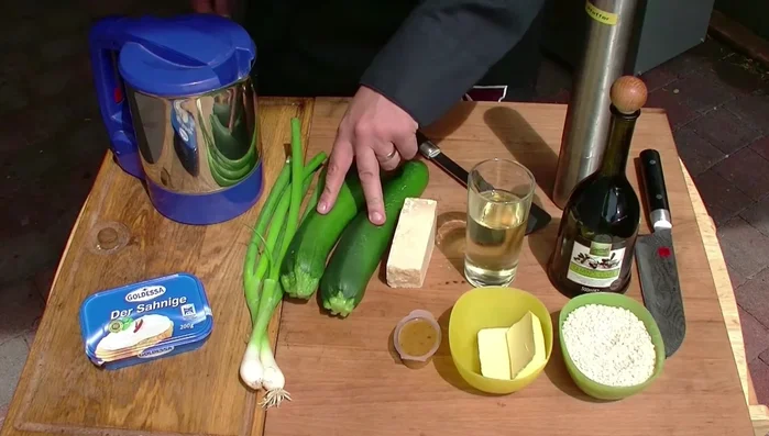 Zucchini in Scheiben schneiden und auf dem Grill anrösten.