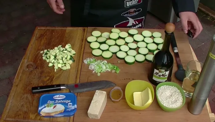 Eine halbe Zucchini in kleine Würfel schneiden, Frühlingszwiebeln fein hacken.