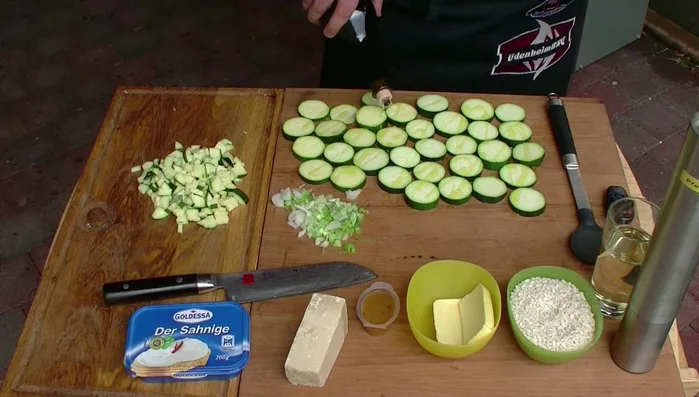 Olivenöl in einer Pfanne erhitzen, gewürfelte Zucchini und Frühlingszwiebeln andünsten (ca. 2 Minuten).