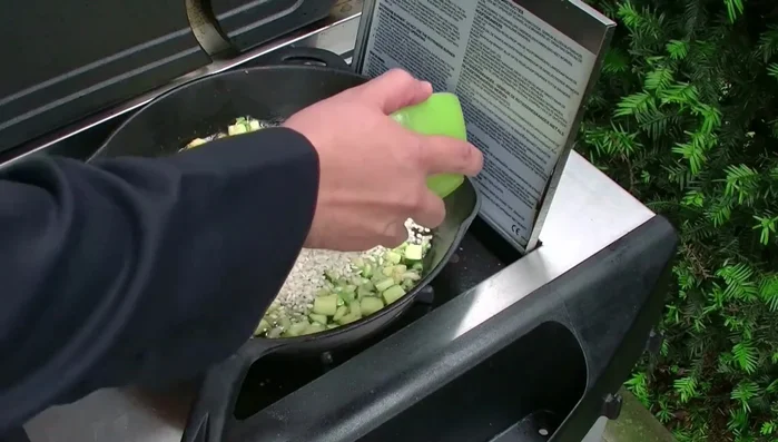 Risottoreis hinzufügen und unter Rühren mit Weißwein (150ml) ablöschen.