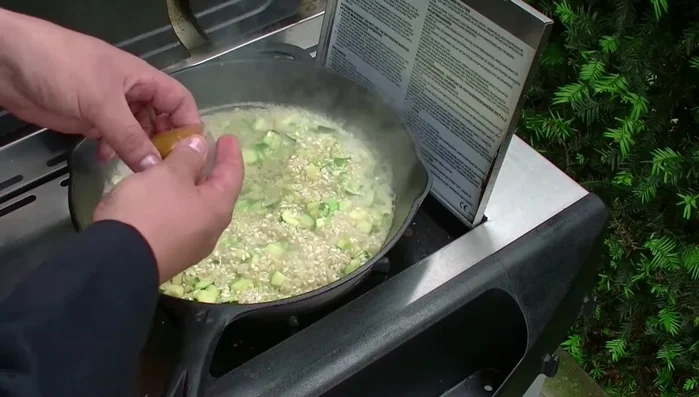 Mit heißem Wasser (0.5 Liter), Salz und Pfeffer aufgießen. Unter ständigem Rühren köcheln lassen.