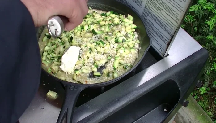 Frischkäse (75g) und geriebenen Parmesan unterrühren. Vom Herd nehmen und ziehen lassen.