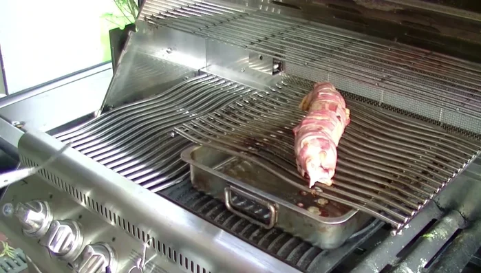 Zum Schluss die Lende direkt über der Flamme kurz anbraten, damit der Bacon knusprig wird.