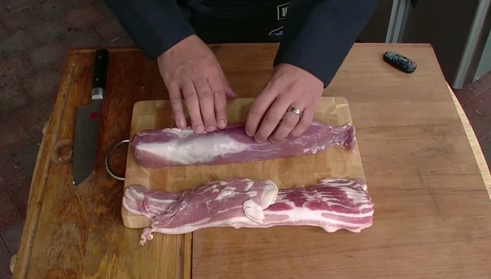 Die Schweinelende vom Metzger vorbereiten lassen oder selbst dünn aufschneiden, mit Bratwurstbrät füllen und wieder zusammenrollen. Alternativ eine Tasche in die Lende schneiden und das Brät hineinfüllen.