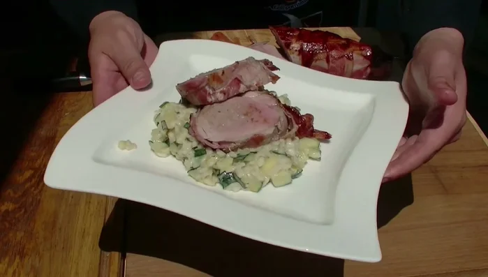 Schweinelende und Risotto anrichten.