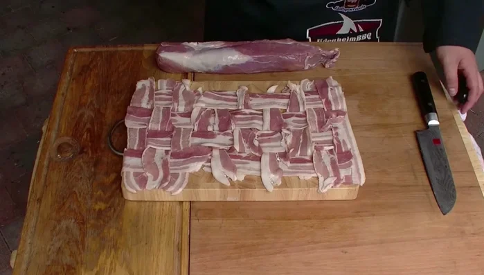 Die gefüllte Lende mit Bacon umwickeln.