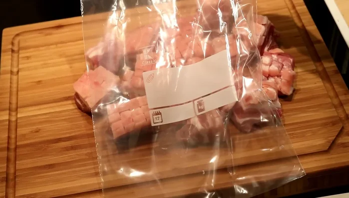 Marinieren: Den geschnittenen Schweinebauch in einen Beutel mit Klettverschluss geben. Die abgekühlte Marinade hinzufügen und gut vermengen. Über Nacht im Kühlschrank marinieren lassen.