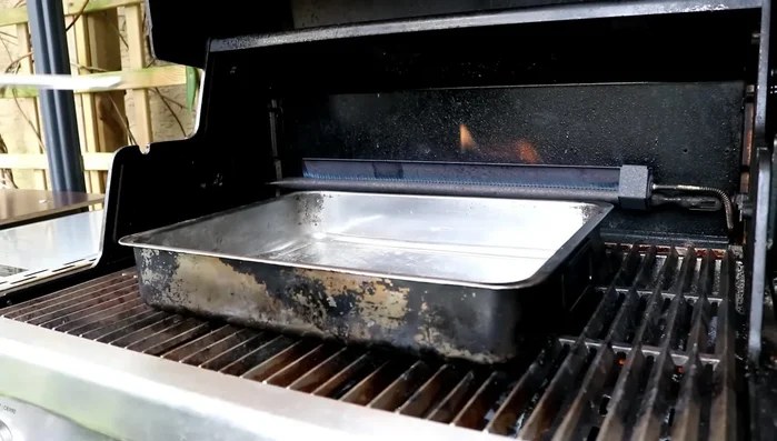 Grillen: Die Spieße auf den Grill legen und bei niedriger Hitze garen. Die Spieße gelegentlich wenden.