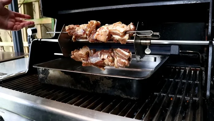 Süß-saure Chilisauce zubereiten: Chilischoten, Zwiebeln und Knoblauch fein schneiden. Alles in einen Mixer geben und pürieren. In einem Topf braunen Zucker, Salz, die Chili-Zwiebel-Knoblauch-Mischung und Apfelessig vermischen und köcheln lassen, bis die Sauce eindickt (ca. 30 Minuten).