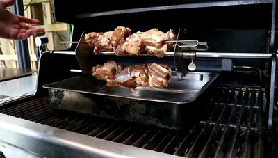 Asiatischer Schweinebauchspieß: Rezept mit süß-saurer Chilisauce