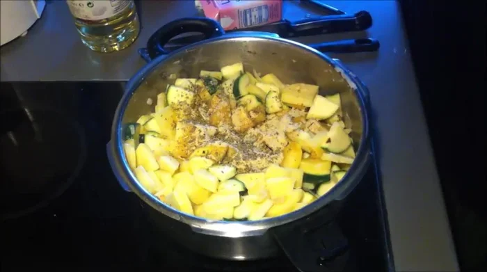 Gemüsebrühe, Oregano, Majoran und Paprikamark unterrühren.