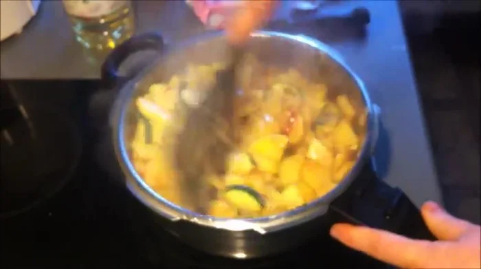 Das Gemüse bei kleiner Flamme 5 Minuten köcheln lassen, dann bei großer Flamme 5 Minuten reduzieren.