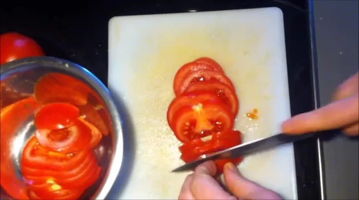 Fleischtomaten in Scheiben schneiden.