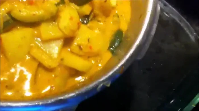 Die Gemüsemischung in eine Auflaufform geben.