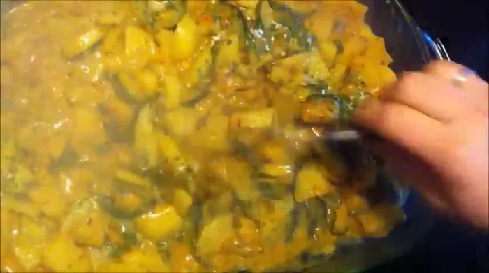 Getrocknete oder frische Kräuter darüberstreuen.