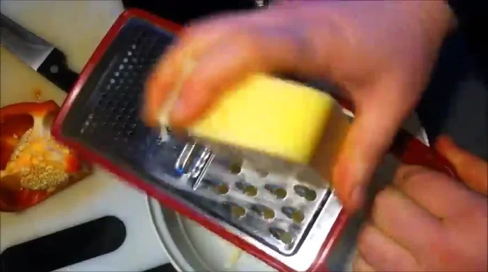 Käse darüber reiben.