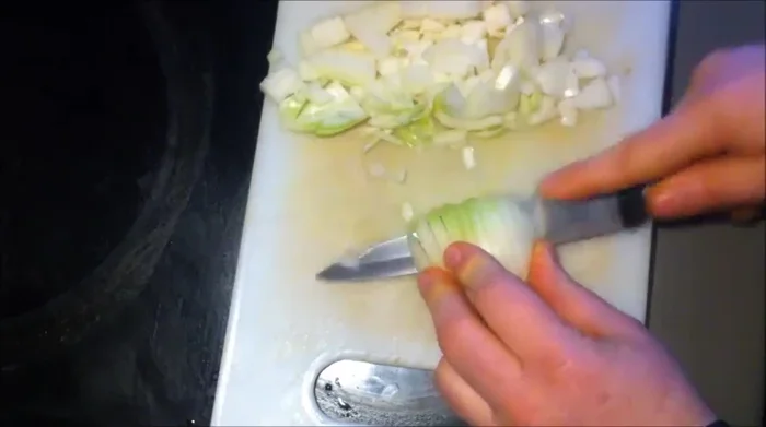 Zwiebel in kleine Würfel schneiden und in heißem Öl anbraten (bis sie leicht bräunen).