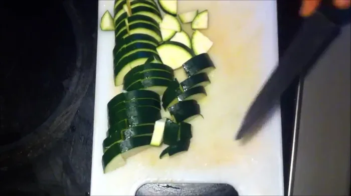 Zucchini und Kartoffeln in dünne Scheiben schneiden.