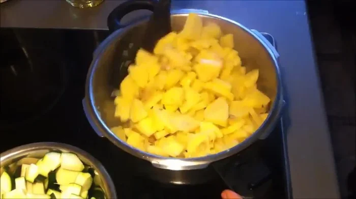 Kartoffeln und Zucchini zu den Zwiebeln geben und ca. 5 Minuten unter ständigem Rühren anbraten.