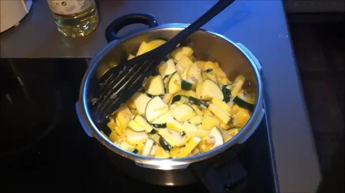 Sahne (mit etwas Wasser abgespült) hinzufügen und gut umrühren.