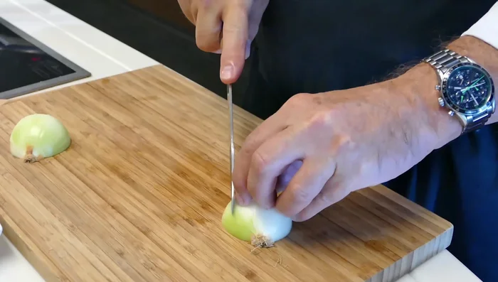 Zwiebeln fein würfeln und in die Pfanne geben, leicht anbraten.