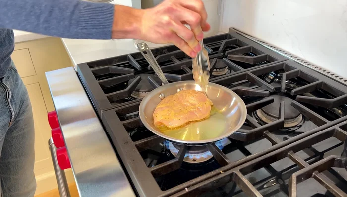 Hähnchenbrust in einer Pfanne von beiden Seiten anbraten, bis sie leicht gebräunt ist. Anschließend im Backofen fertig garen.