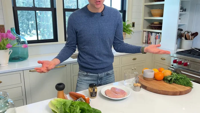 Hähnchenbrust gut mit Salz und Pfeffer würzen. Mit Orangensaft beträufeln und Dijon-Senf darüber geben. Gut vermengen.