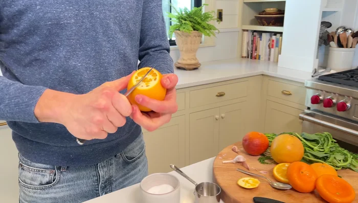 Orangen, Grapefruits und Blutorangen filetieren (Segmente heraustrennen).