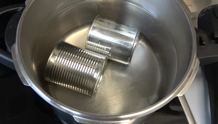 Bei Verwendung eines Schnelltopfs: Deckel schließen und aufkochen lassen. Die Kochzeit beginnt, sobald der Druck aufgebaut ist (109.56). Auf niedriger Stufe köcheln lassen (123.81).