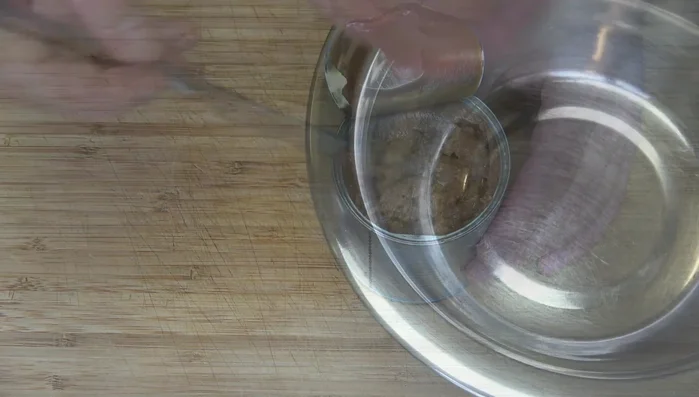 Nach dem Kochen den Topf vom Herd nehmen und abkühlen lassen (170.28). Eventuell kaltes Wasser hinzufügen (171.39).